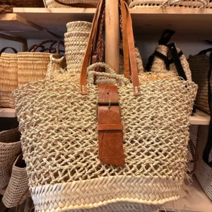 Panier en paille ajourée